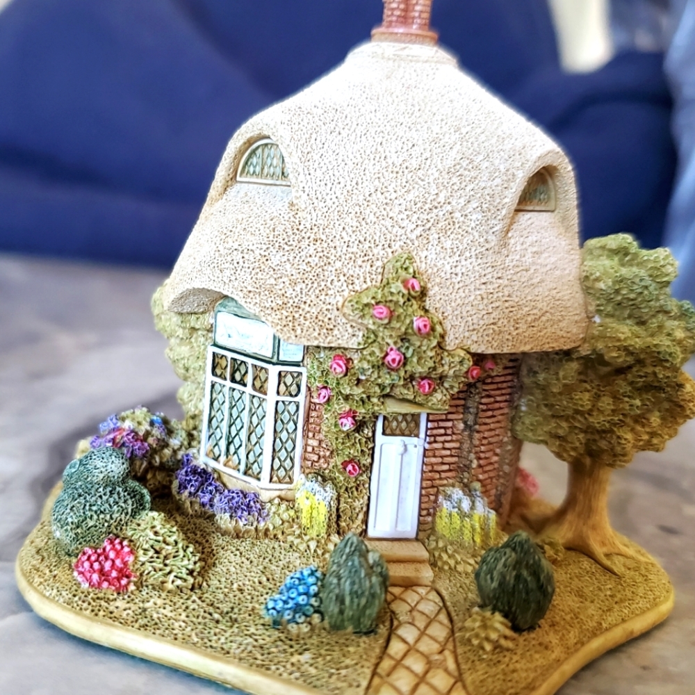 Lilliput Lane # L2932, “Sugar Mouse Cottage” 2006 Collector's Club Membership